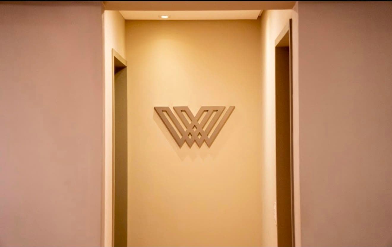 Corredor da Clínica Waisman com o monograma da marca