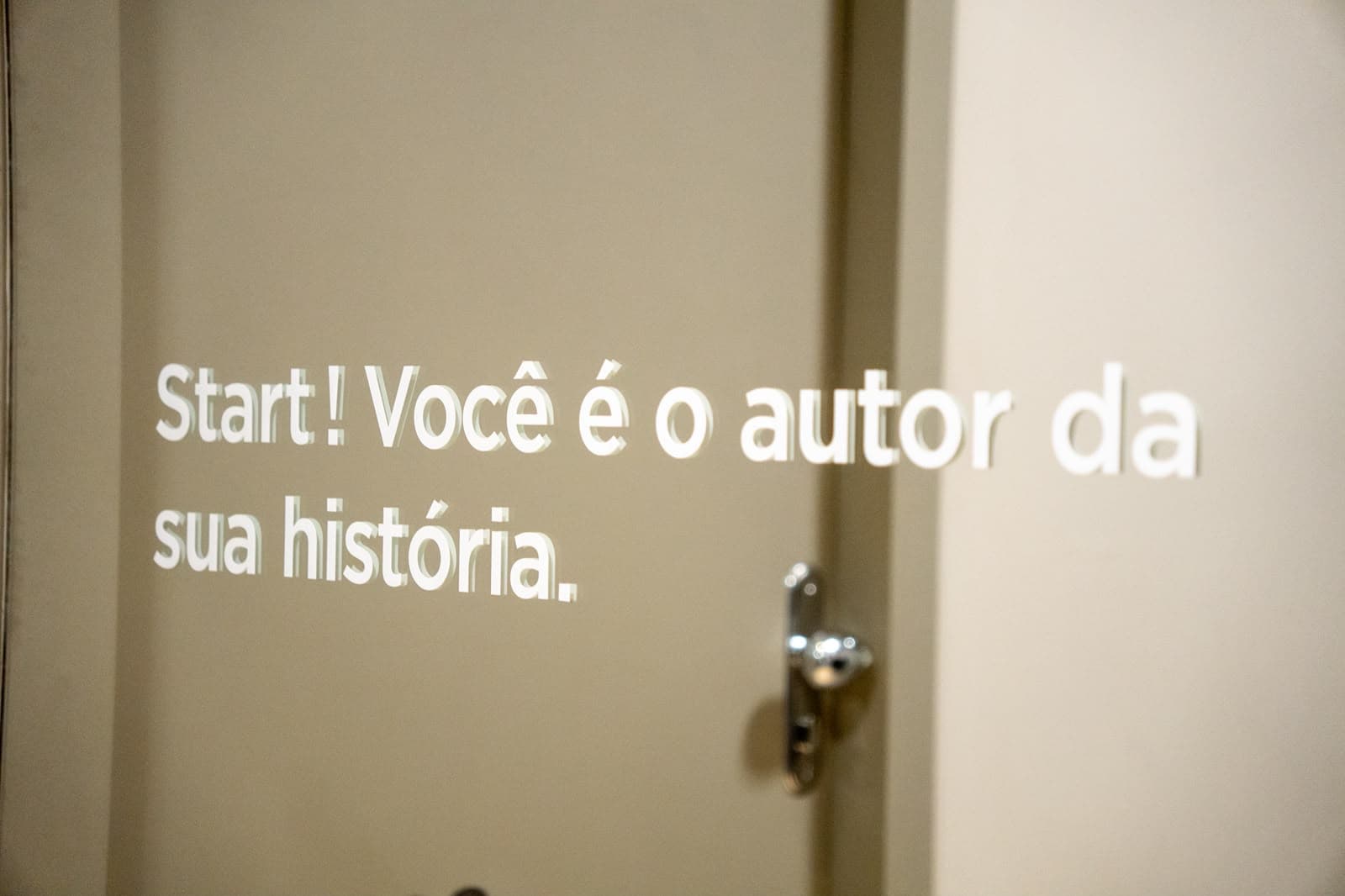 Frase Start, você é o autor da sua história, aplicada na parede